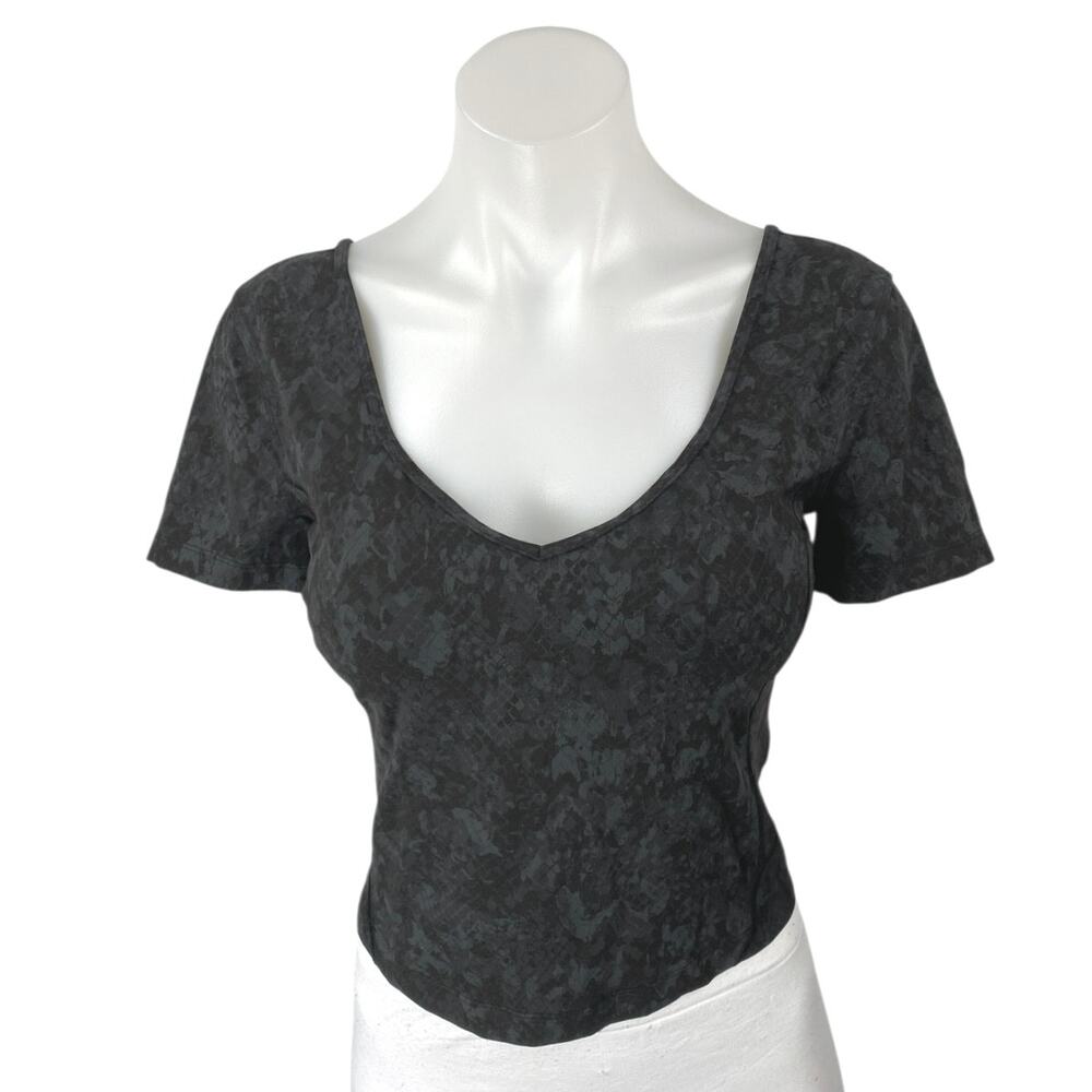 Lululemon Women's Black Camo Short Sleeve T Shirt Tee Athletic Crop Top Size 6